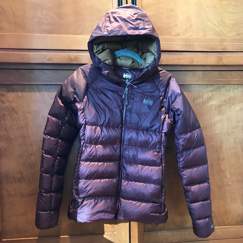 REI CO-OP WOMEN’S STRATOCLOUD DOWN HOODED PUFFER JACKET BURGUNDY XS - Picture 3 of 11